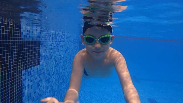 Забавление под водата след тренировка - Grand Swimming Trainers