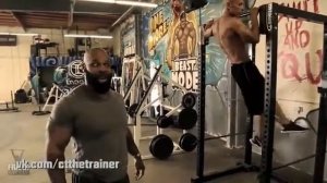 Плюшевая Борода Тренирует Турникмена