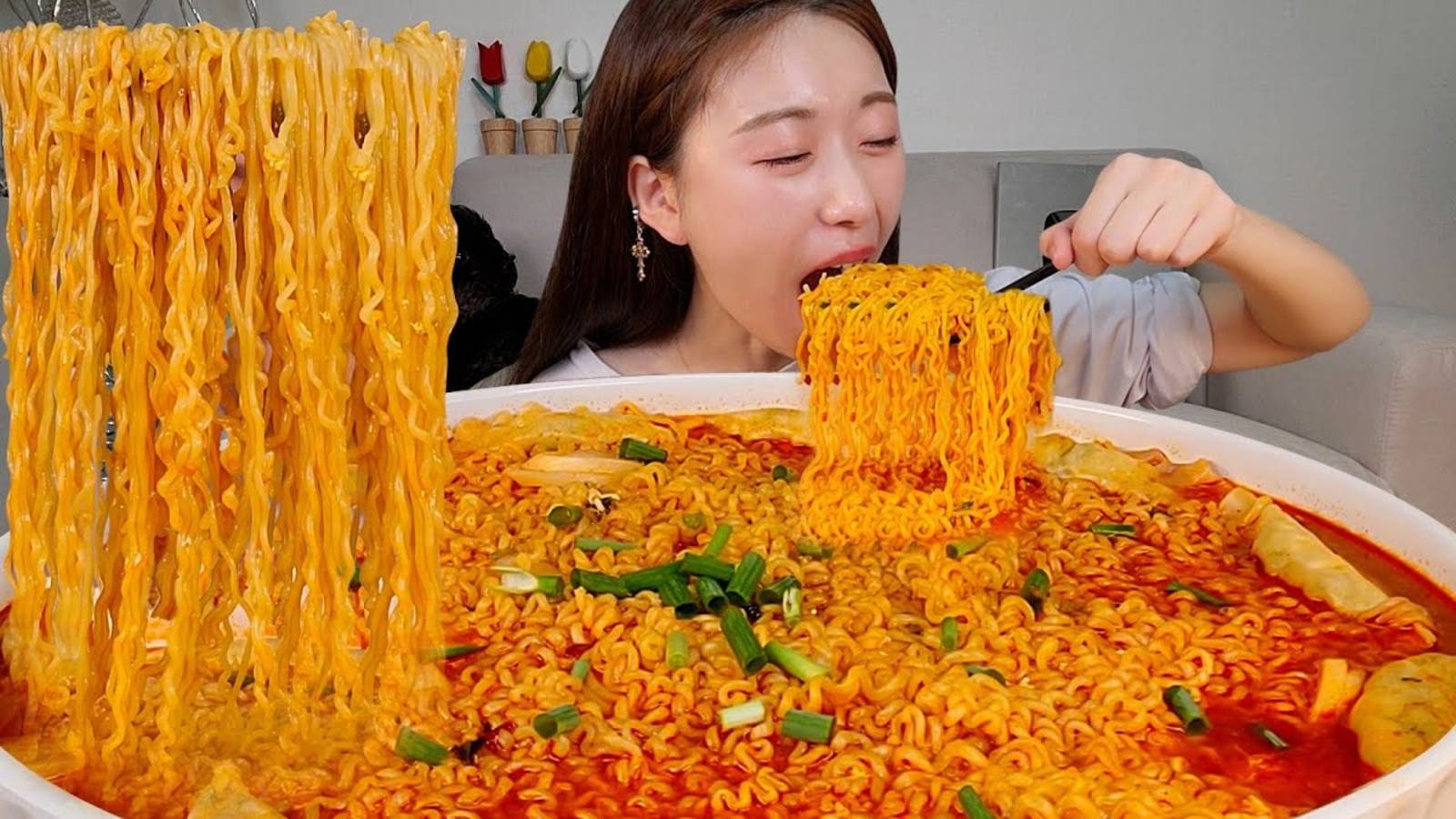 ASMR MUKBANG: Ramen with Rice Cake and Dumplings | SATISFYING FOOD SOUNDS 🍜 #ASMR #Mukbang