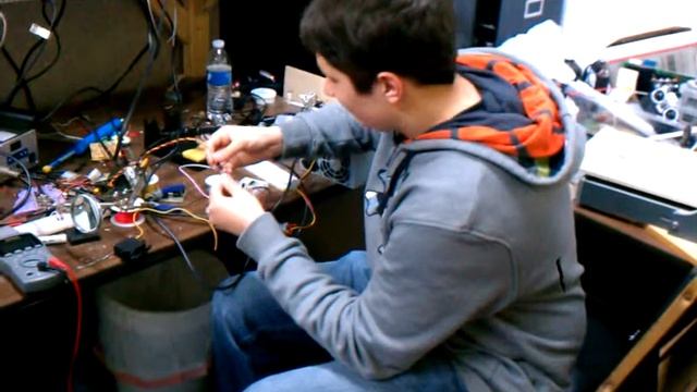 Control servo by resistor смотреть онлайн