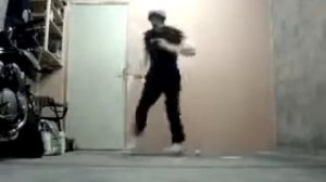 Парень клево танцует Тектоник