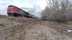 "ДАЛ МЕДВЕДЯ"Тепловоз 2ТЭ25КМ-0159 с составным грузовым поездом и перегоняемым ВЛ-80с
