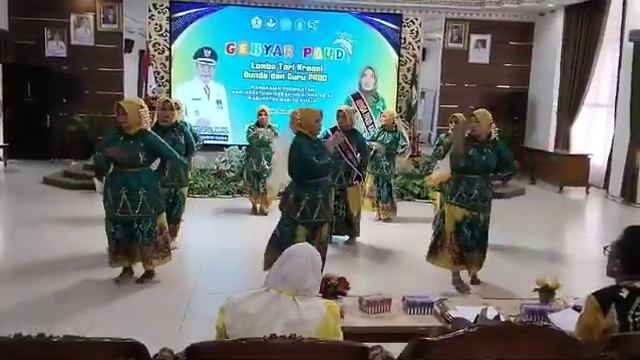 group bunda paud kecamatan mandastana tari kreasi "paris barantai"
