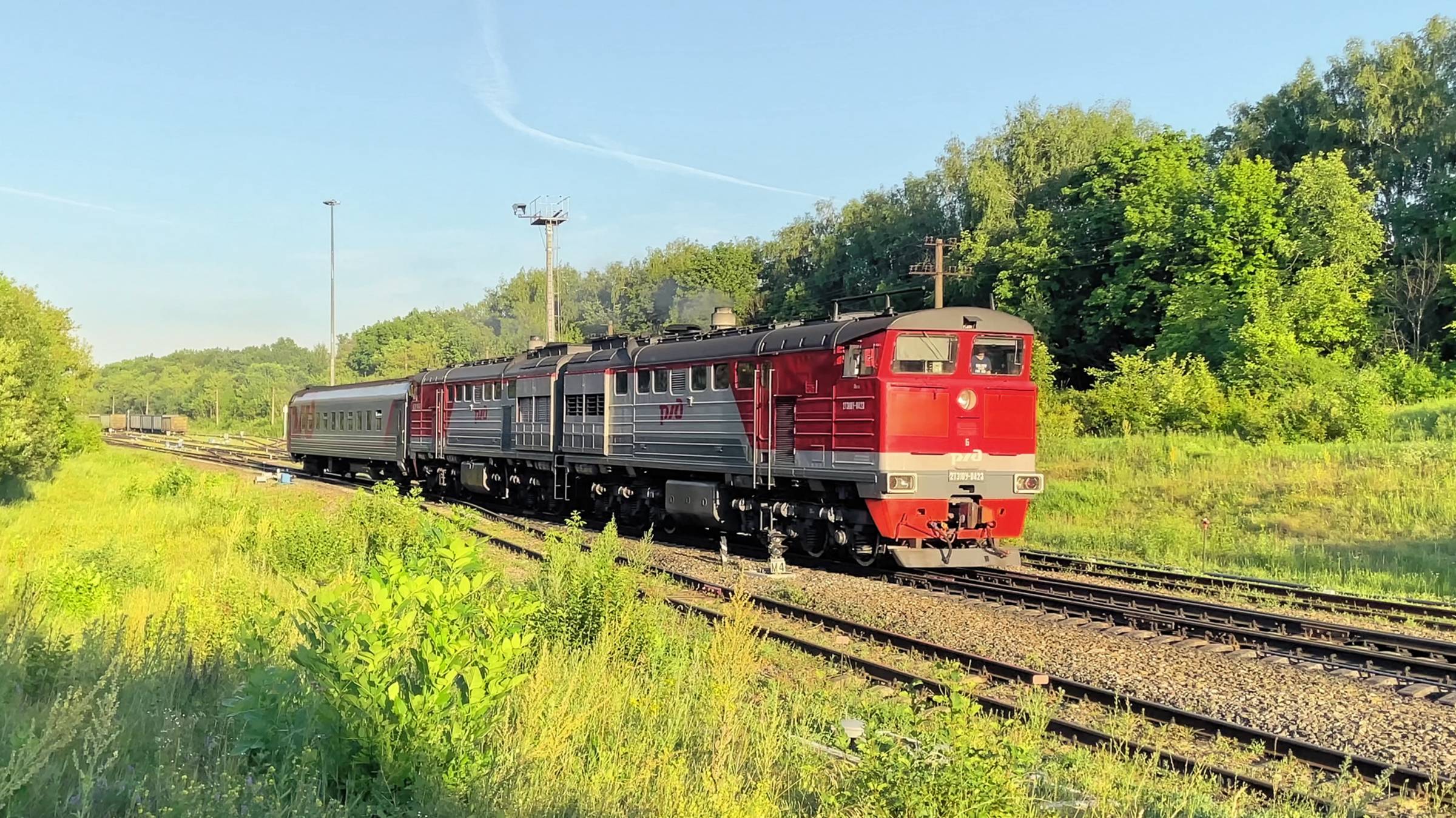 Свежий 2ТЭ10У-0423 после кап. ремонта отправляется с Моршанска с вечерним пригородом на Ряжск