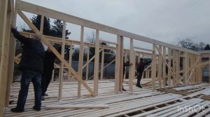 Дом своими руками. Часть 12.  Видеообзор поднятия 14-ти метровой центральной несущей стены.