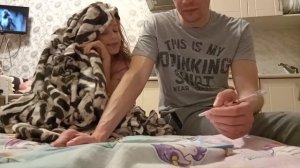 Папа с дочкой первоклассницей решает задачи по математике