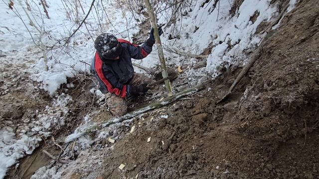 Строительство ИДЕАЛЬНОЙ пещеры-убежища для выживания зимой