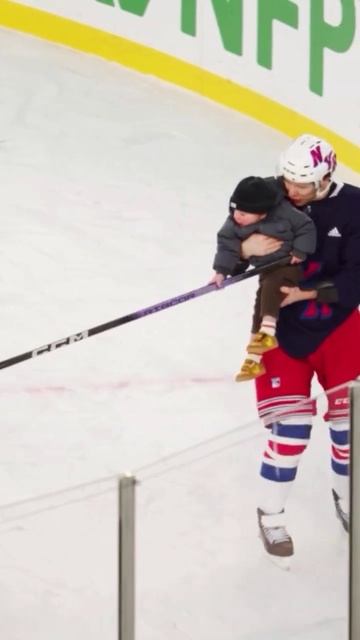 🗽 Артемий Панарин с сыном Лукой на тренировке на стадионе MetLife Stadium. #nhl, #panarin смотреть онлайн