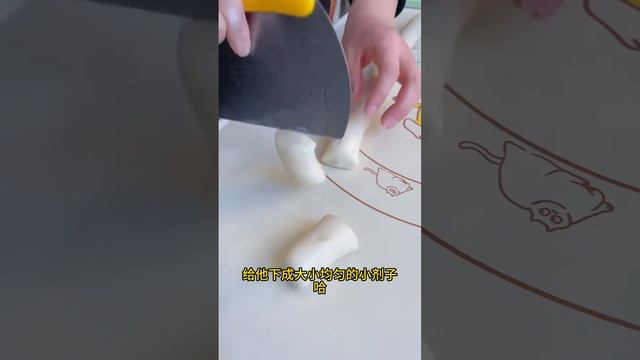 想吃老式油炸糕，这回在家也能做了，个个不开裂不流糖，外皮酥脆 ，香甜可口，好吃到停不下来#油炸糕 #美食教程 #炸糖糕 #妈呀太香了 #老式炸糖糕的做法