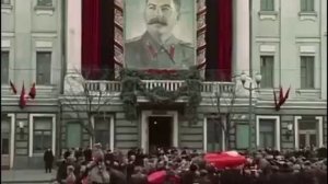 Берия, на похоронах Сталина, показывает жестом Хрущеву, чтоб он поторопиться и встал рядом с ним.