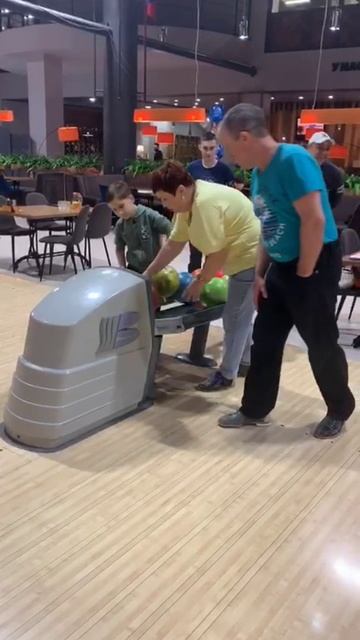 НИ РАЗУ НЕ ИГРАЛА В БОУЛИНГ ....🎳