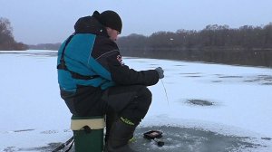 Зимняя рыбалка в затоне реки Оки!