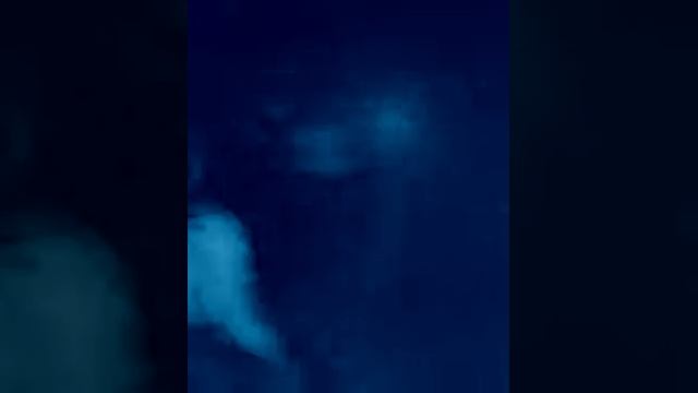 Красиво танцует