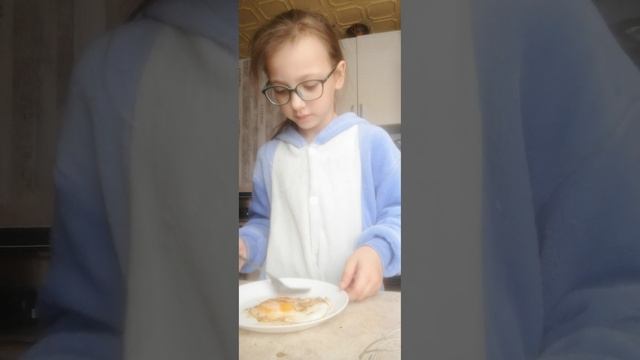 Готовим яичницу 🍳 🤘✨ смотреть онлайн