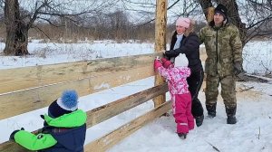 ЖИЗНЬ МНОГОДЕТНОЙ СЕМЬИ В ДЕРЕВНЕ / ИДЁТ СНЕГ, А МЫ СТАВИМ ЗАБОР/ Мила Тевикова