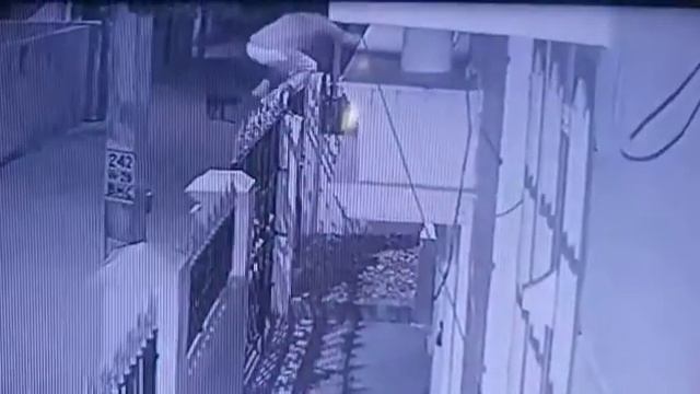 Hidden camera caught an intruder in our Santa Abasan #hidden #hide #camera #burglars #thief смотреть онлайн