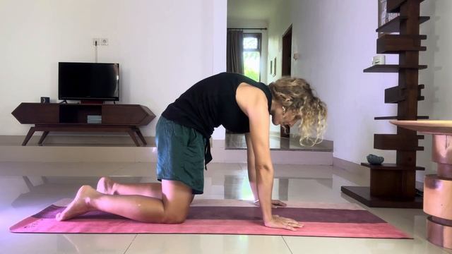 Простая йога для начинающих, которая подойдет людям с проблемами (грыжи, протрузии, боли в спине ) смотреть онлайн