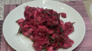 Салат со свёклой и жареным луком.