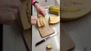 На кухне у Алёнки. Как чистить кабачок.