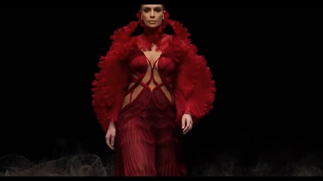 Iris van Herpen SS 2021 (Natalia Vodianova) смотреть онлайн