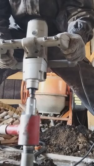 Разведка грунтов и скважина под горой.