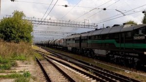 Тепловоз 2ТЭ116-524 с грузовым поездом отправляется от ст. Волоколамск