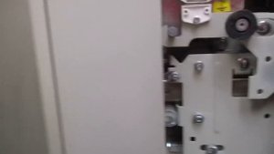 Механик вытаскивает меня из лифта