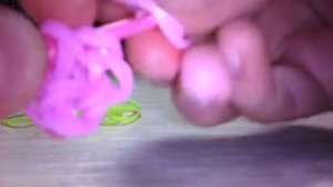 Как плести СЛИВУ из резинок ( не сложно)