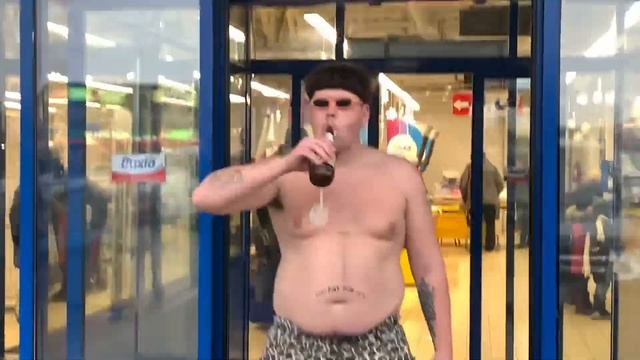 ТОЛСТЫЙ ПАРЕНЬ ХВАСТАЕТСЯ СВОЕЙ ТОЛСТОТОЙ