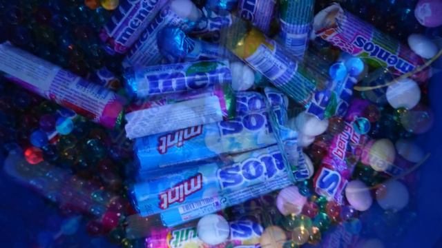 Chupa Chups Sparkling Soda vs Coca Cola, Fanta, Sprite, Mentos and Orbeez Underground! смотреть онлайн