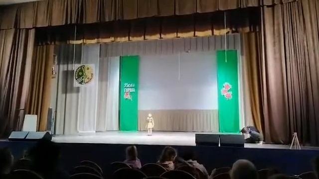 Классно поёт