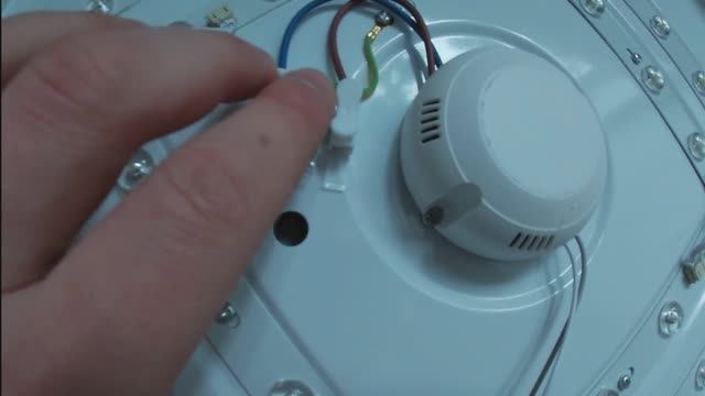 Как повесить люстру. Как поменять люстру на подвесном потолке.