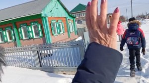 Саша устанавливает дверь.Про пособия.