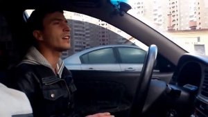 ПАРЕНЬ ЧИТАЕТ РЭП О ЛЮБВИ В МАШИНЕ