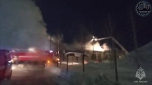 В Ханты-Мансийском АО сотрудники МЧС России тушат кафе