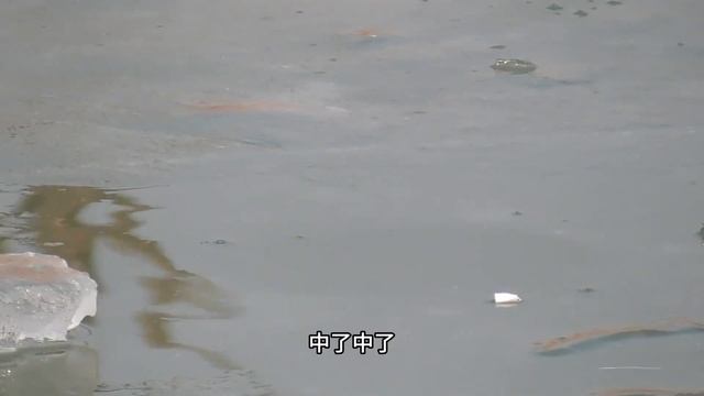 河面到处结冰，小伙为了能钓上鱼拼了，估计再也不敢有下次了！