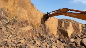 Строительство, подготовка породы к дроблению в щёковой дробилке