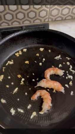 Паста с креветками и соусом песто