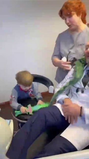 Что делает стоматолог и его ассистент, когда в AVRORACLINIC назначен детский приём? смотреть онлайн