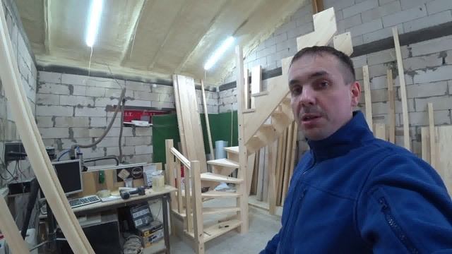 Деревянная лестница в г.Краснокамск на 180 градусов изготовление и установка.