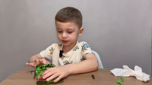 Распаковка яица-сюрприза из детского мира ZURU SMASHERS “Nano Jurassic Light Up Dino” 5 сюрпризов