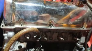 Двигатель жигулей: Крепёж катушек, термоэкран коллекторов, прижимные планки клапанной крышки.