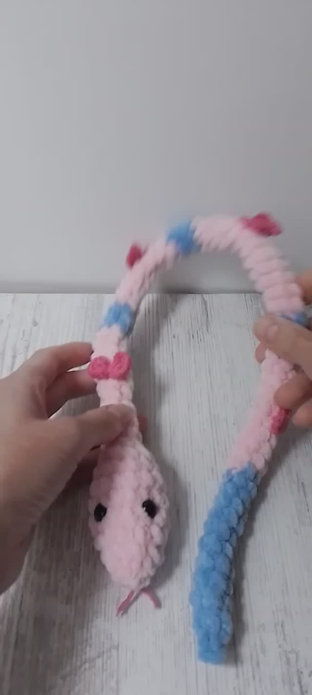 Связать  змею крючком.