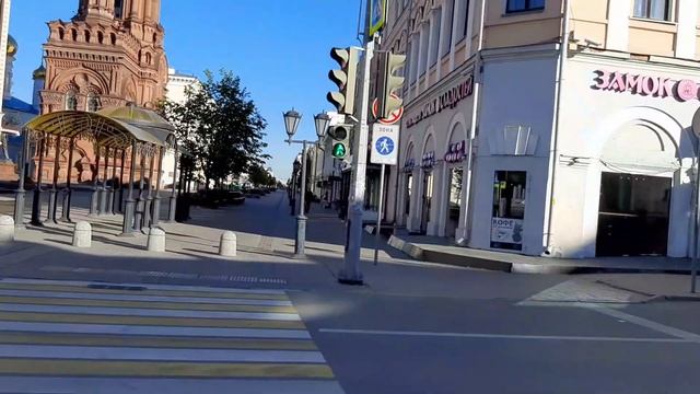 В Казань приходит лето. Улица Баумана в 6 утра. Университетский садик весь в цвету.