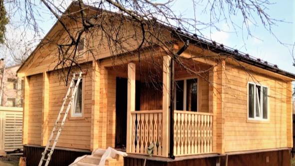 Душа на прохладу, а плоть в баню!  Построена баня 7х7 с углом "в чашу" из профилированного бруса
