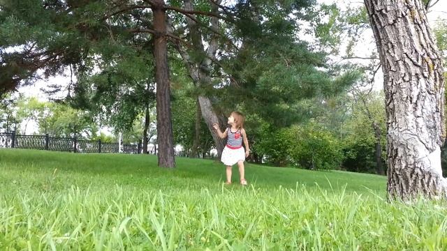 Ванесса в парке у елочки смотреть онлайн