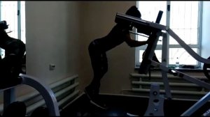 Good morning на одной ноге в тренажере Сквота
