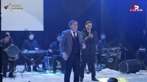 Ahror Usmonov Nuriddin Soliyev va boshqa siz koʻrmagan shogirtlari bilan sahnada