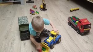 Трактор грузит КамАЗ