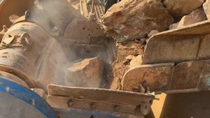 Строительство, дробление щебёнки
